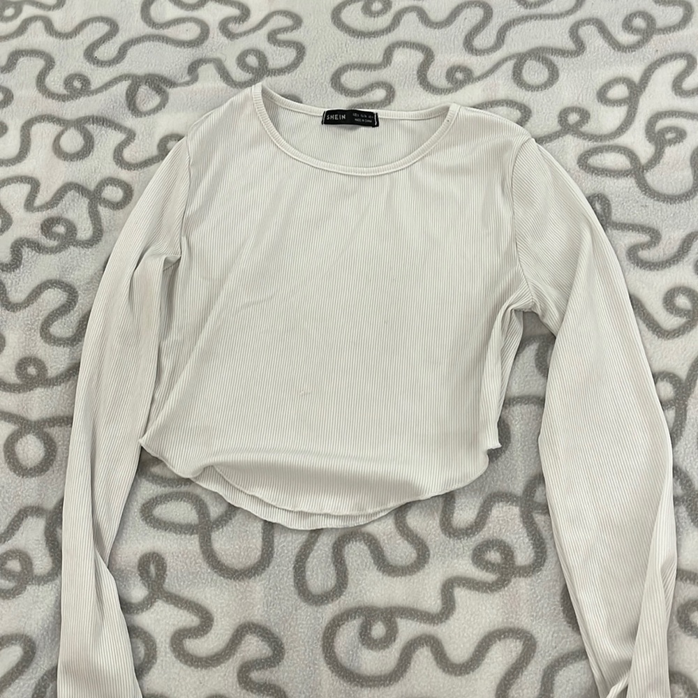 I’m selling this white copped shirt